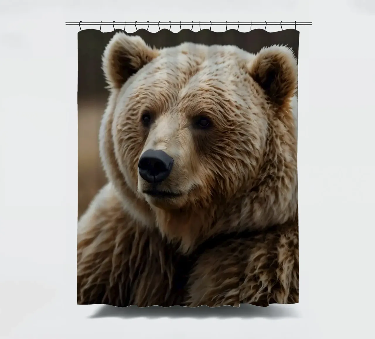 Vue rapprochée d'un ours brun se reposant dans un champ herbeux. rideau de douche de DesignDoodle