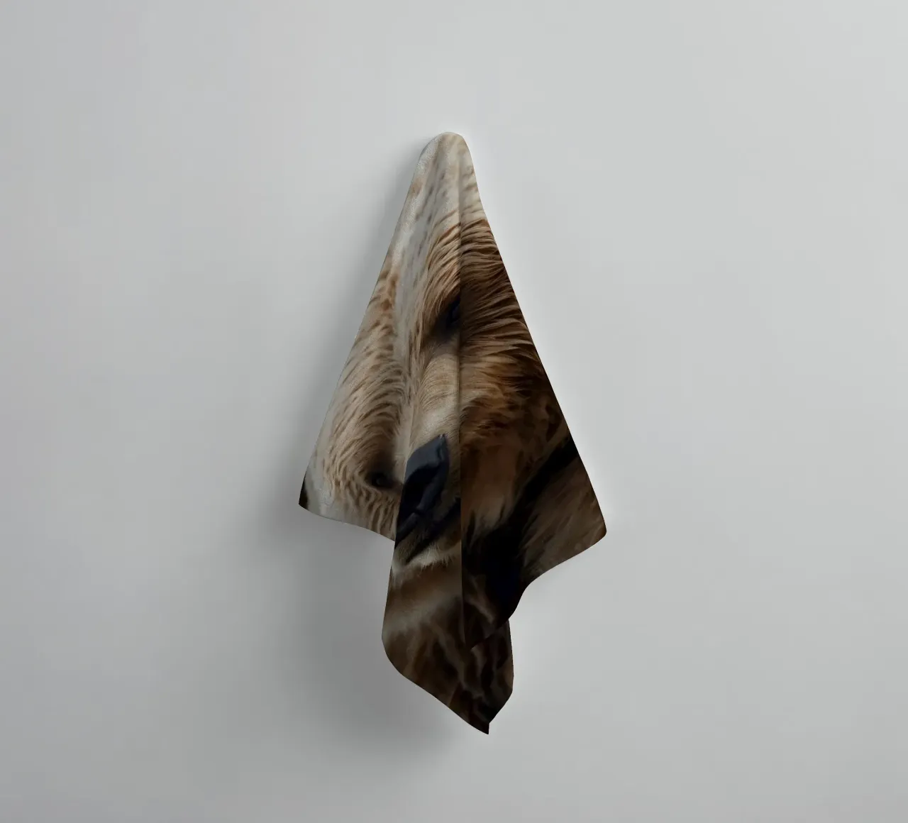 Vue rapprochée d'un ours brun se reposant dans un champ herbeux. serviette de bain de DesignDoodle