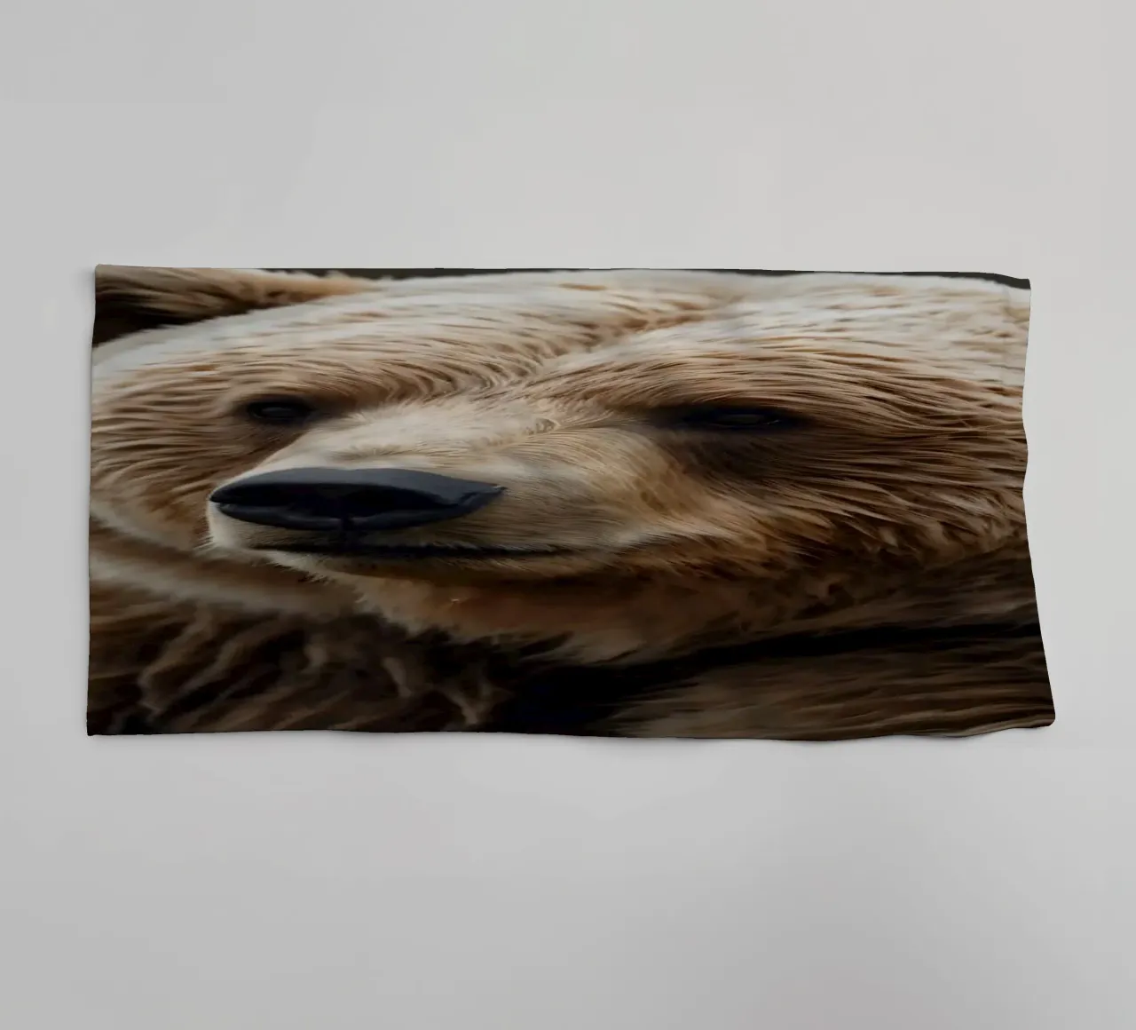 Vue rapprochée d'un ours brun se reposant dans un champ herbeux. serviette de bain de DesignDoodle