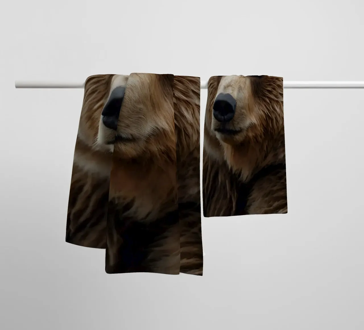Vue rapprochée d'un ours brun se reposant dans un champ herbeux. serviette de bain de DesignDoodle