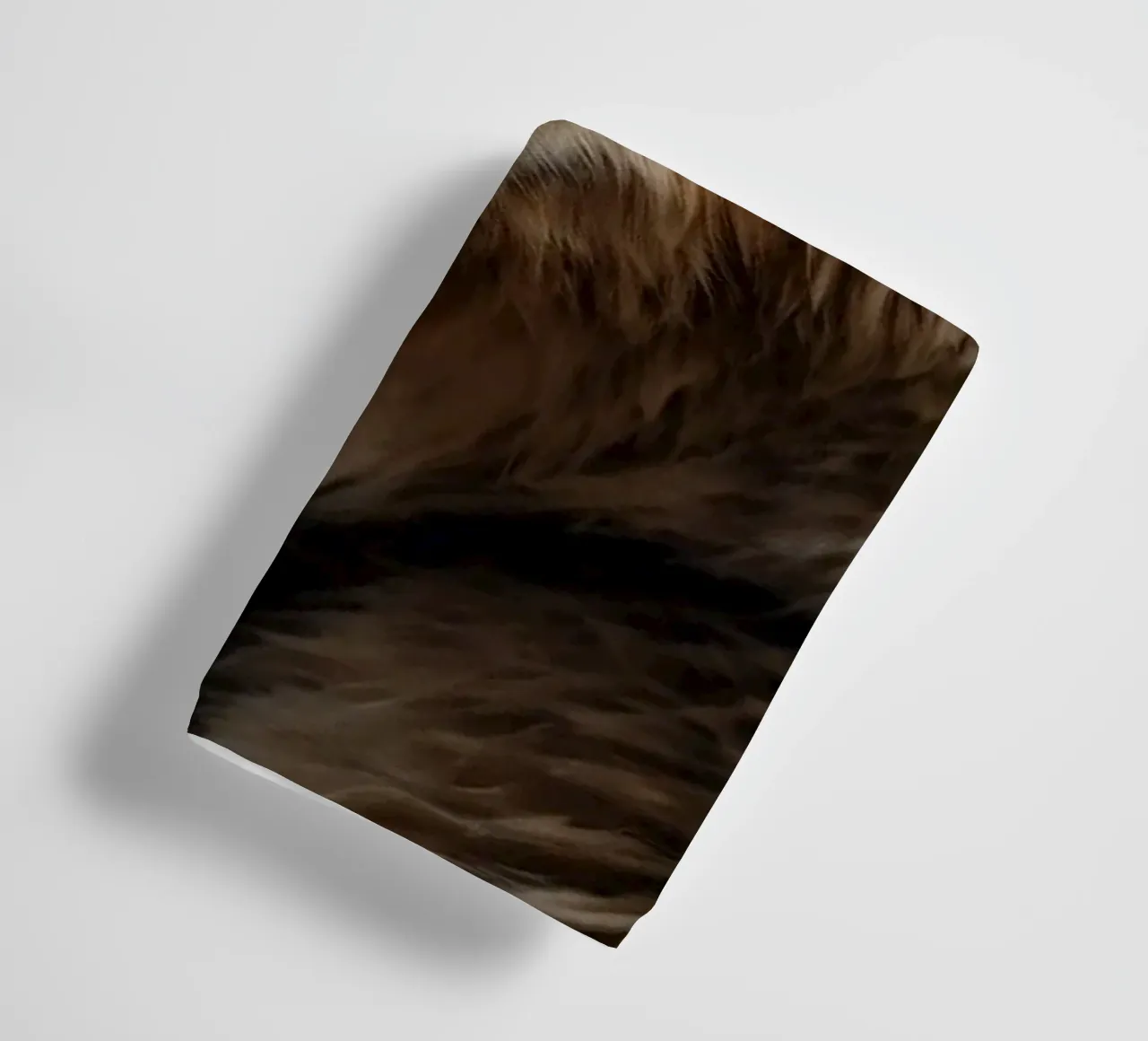 Vue rapprochée d'un ours brun se reposant dans un champ herbeux. serviette de bain de DesignDoodle