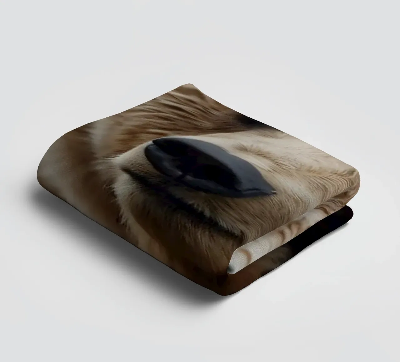 Vue rapprochée d'un ours brun se reposant dans un champ herbeux. serviette de bain de DesignDoodle