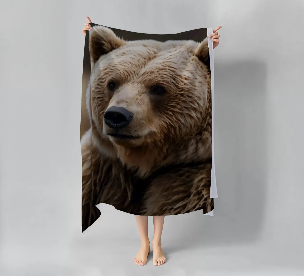 Vue rapprochée d'un ours brun se reposant dans un champ herbeux. serviette de plage de DesignDoodle