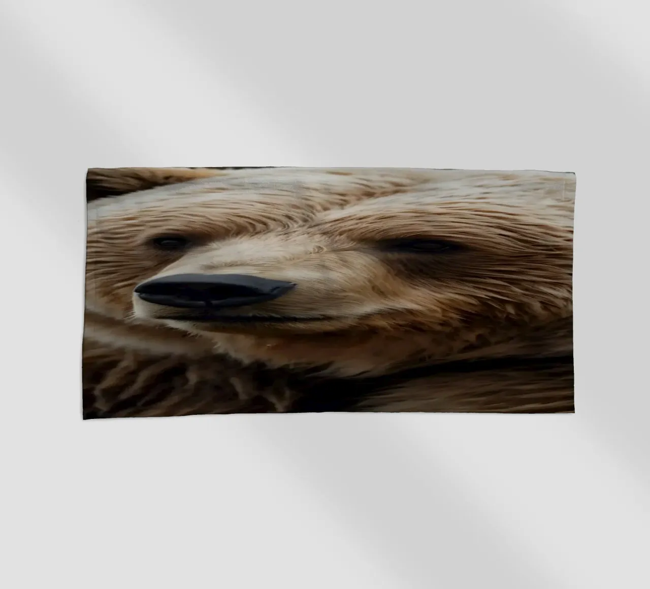 Vue rapprochée d'un ours brun se reposant dans un champ herbeux. serviette de plage de DesignDoodle