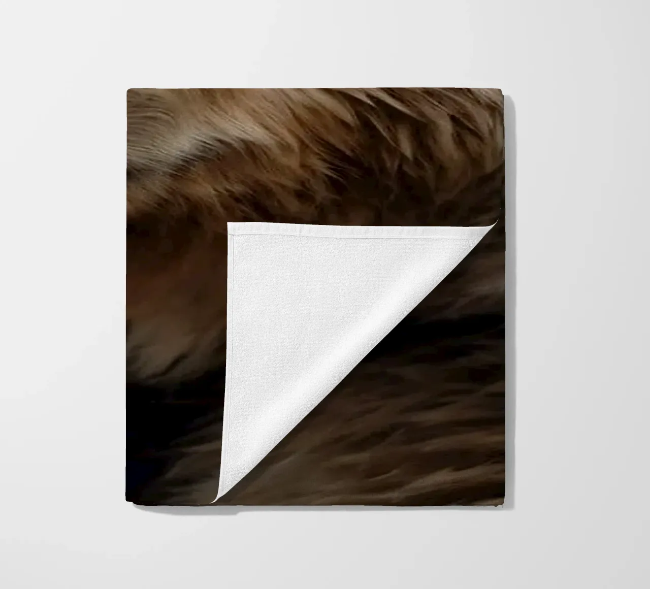 Vue rapprochée d'un ours brun se reposant dans un champ herbeux. serviette de plage de DesignDoodle