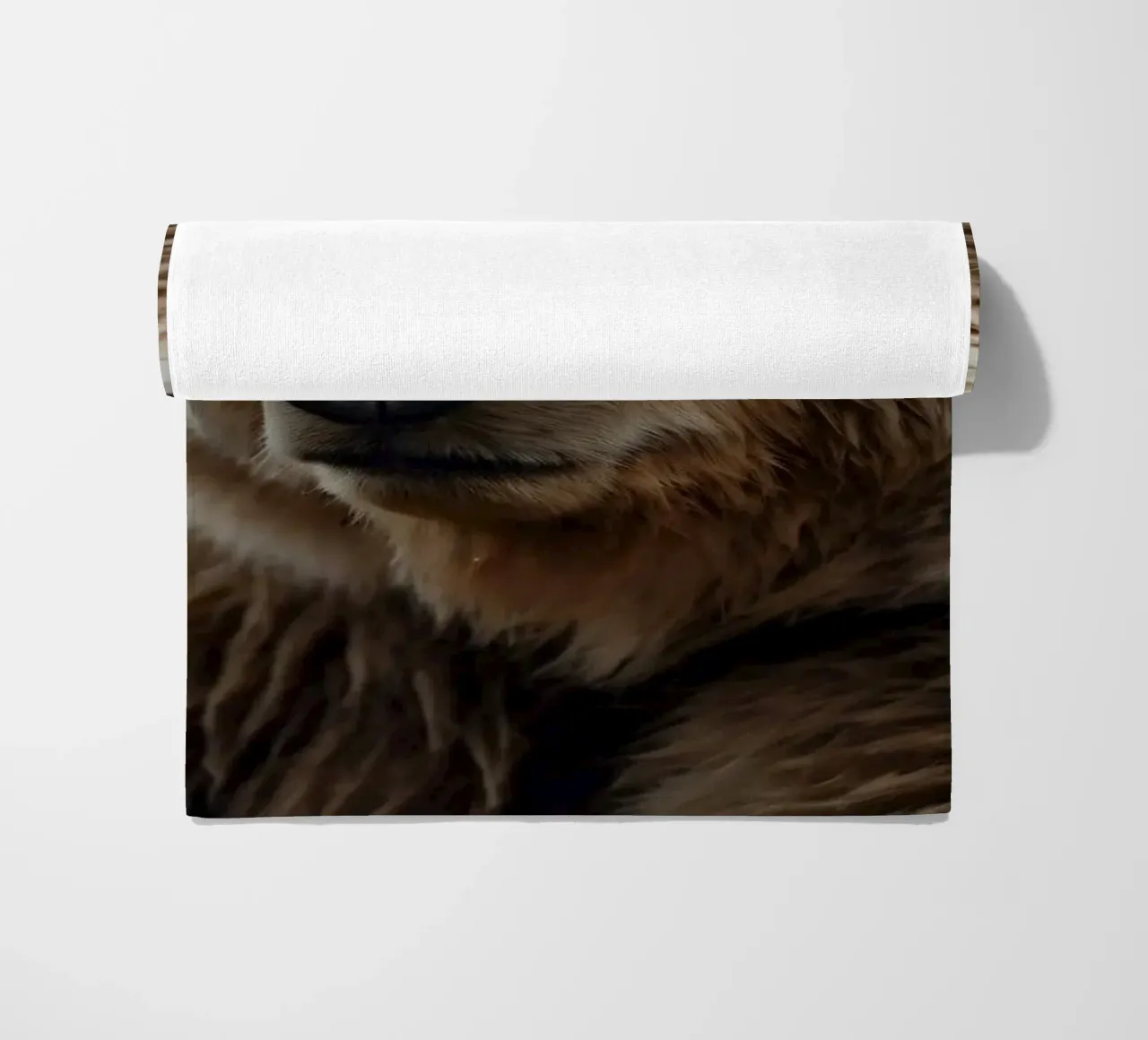 Vue rapprochée d'un ours brun se reposant dans un champ herbeux. serviette de plage de DesignDoodle