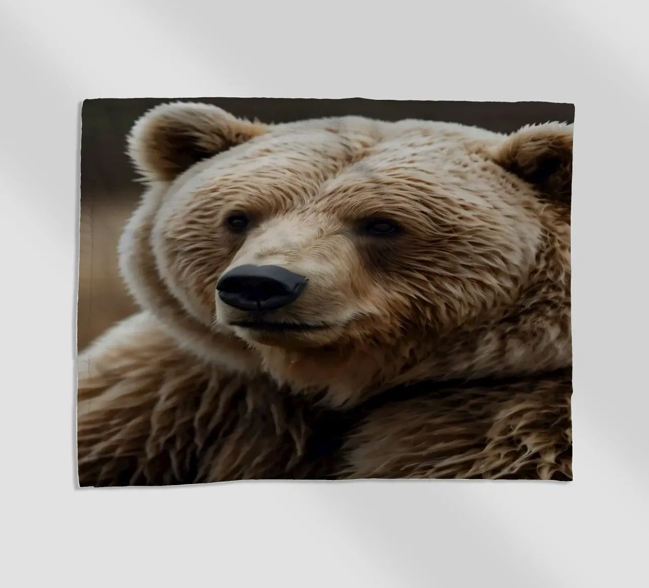 Vue rapprochée d'un ours brun se reposant dans un champ herbeux. serviette de plage de DesignDoodle