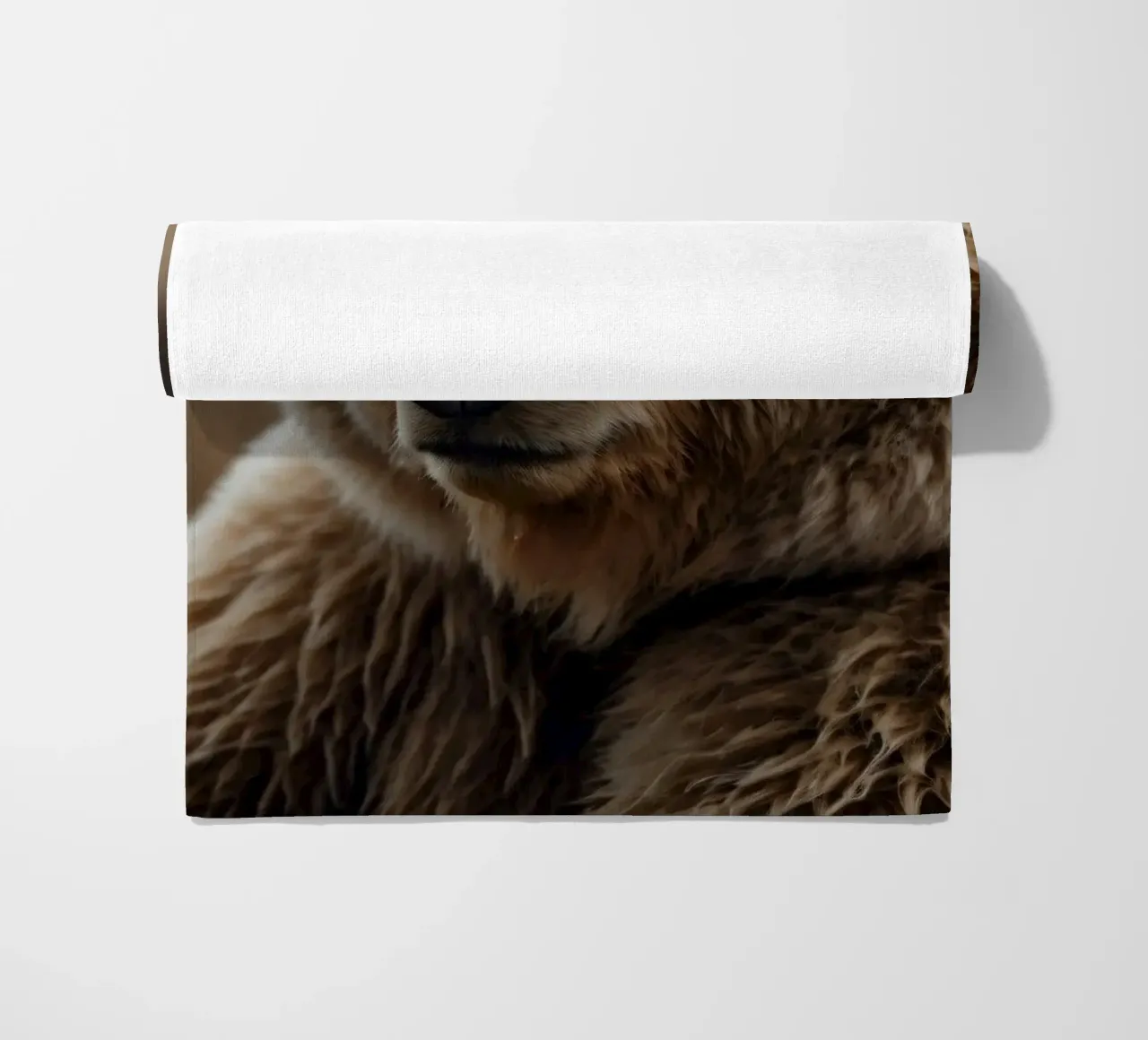 Vue rapprochée d'un ours brun se reposant dans un champ herbeux. serviette de plage de DesignDoodle