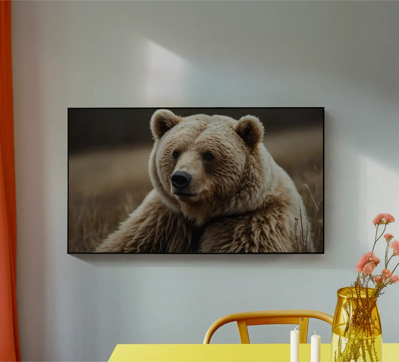 Vue rapprochée d'un ours brun se reposant dans un champ herbeux. plexiglas de DesignDoodle