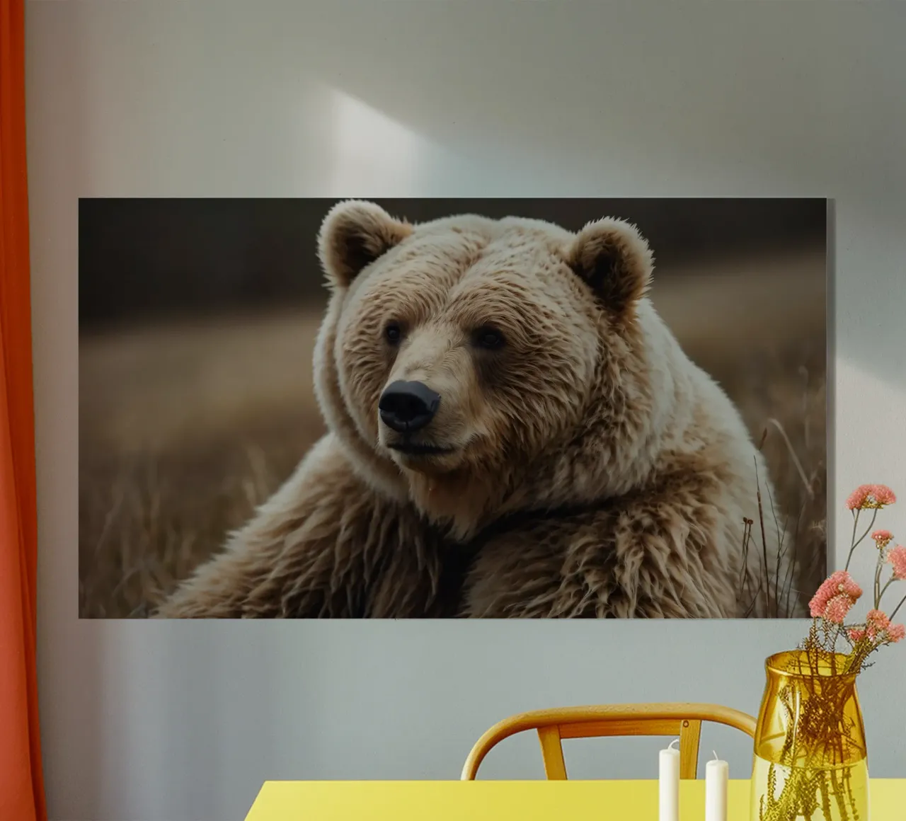 Vue rapprochée d'un ours brun se reposant dans un champ herbeux. plexiglas de DesignDoodle