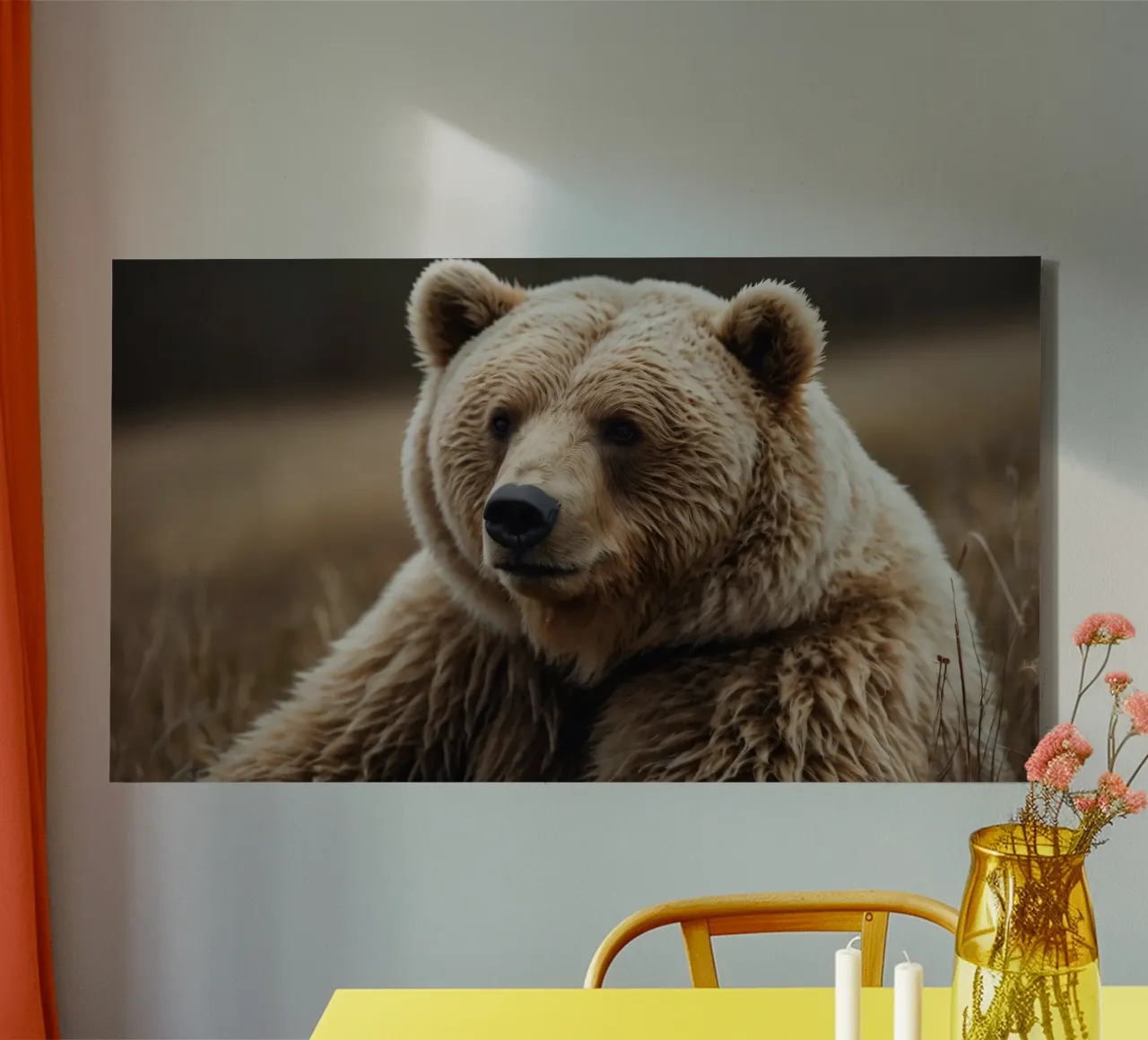 Vue rapprochée d'un ours brun se reposant dans un champ herbeux. toile de DesignDoodle