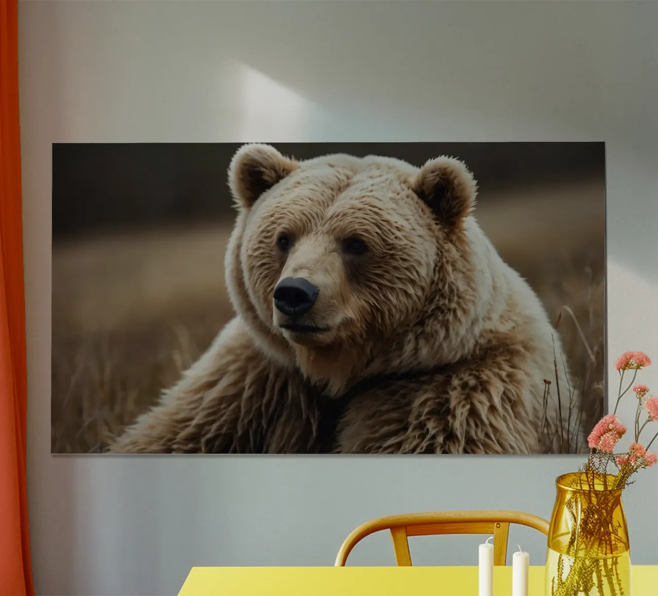 Vue rapprochée d'un ours brun se reposant dans un champ herbeux. poster de DesignDoodle