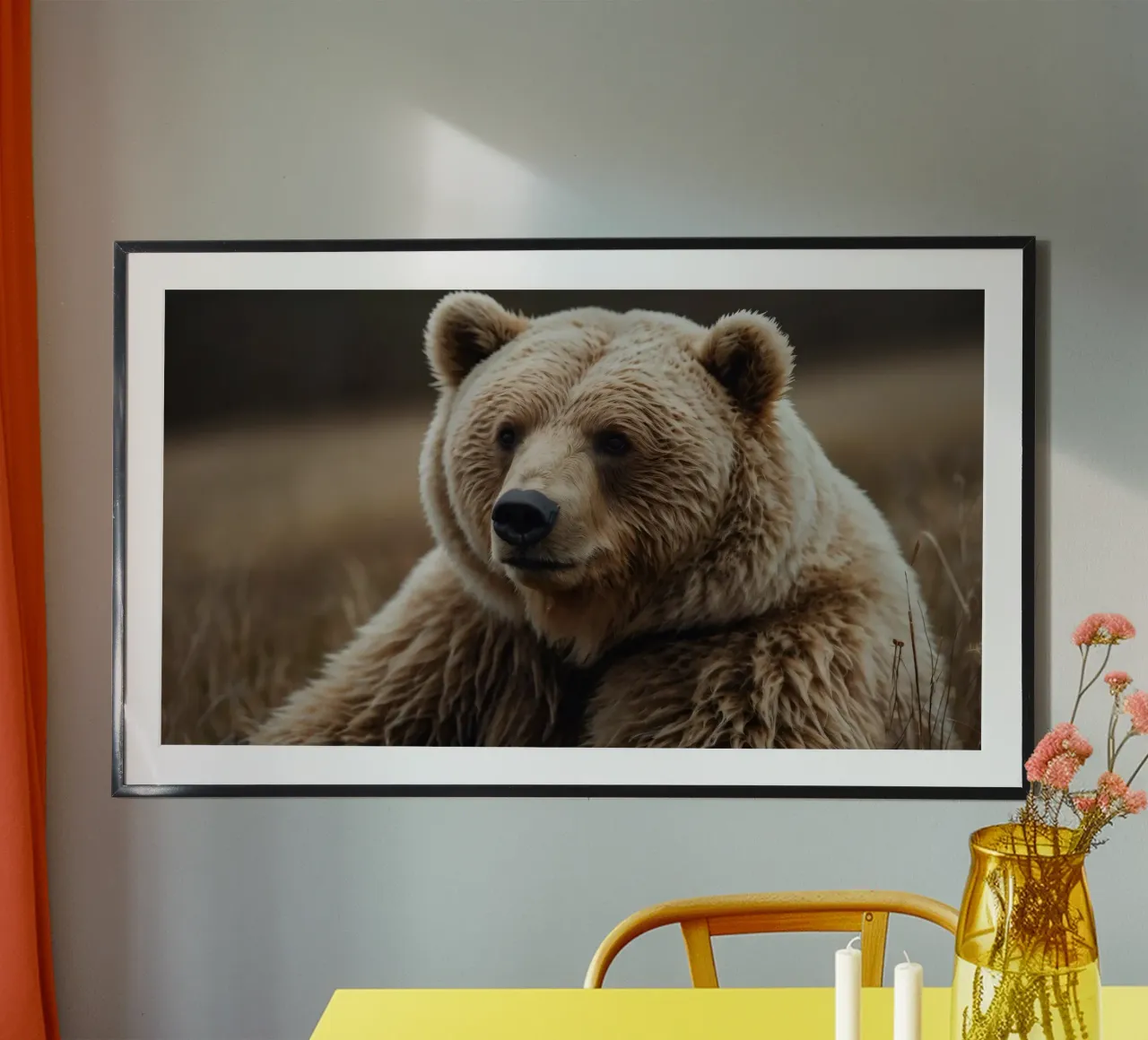 Vue rapprochée d'un ours brun se reposant dans un champ herbeux. poster de DesignDoodle