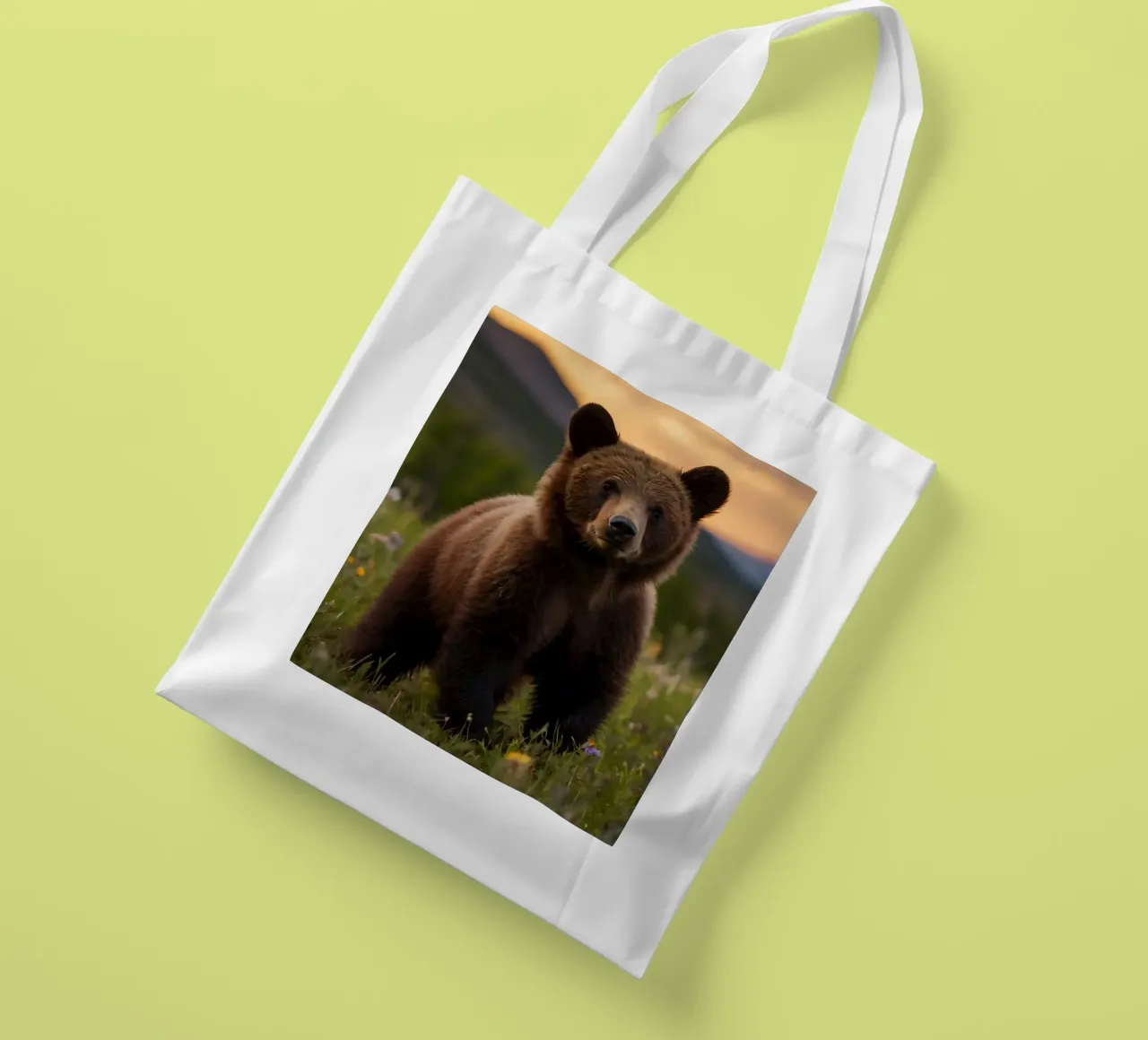 l'orso bruno esplora un prato ricco di fiori selvatici borsa in juta da DesignDoodle