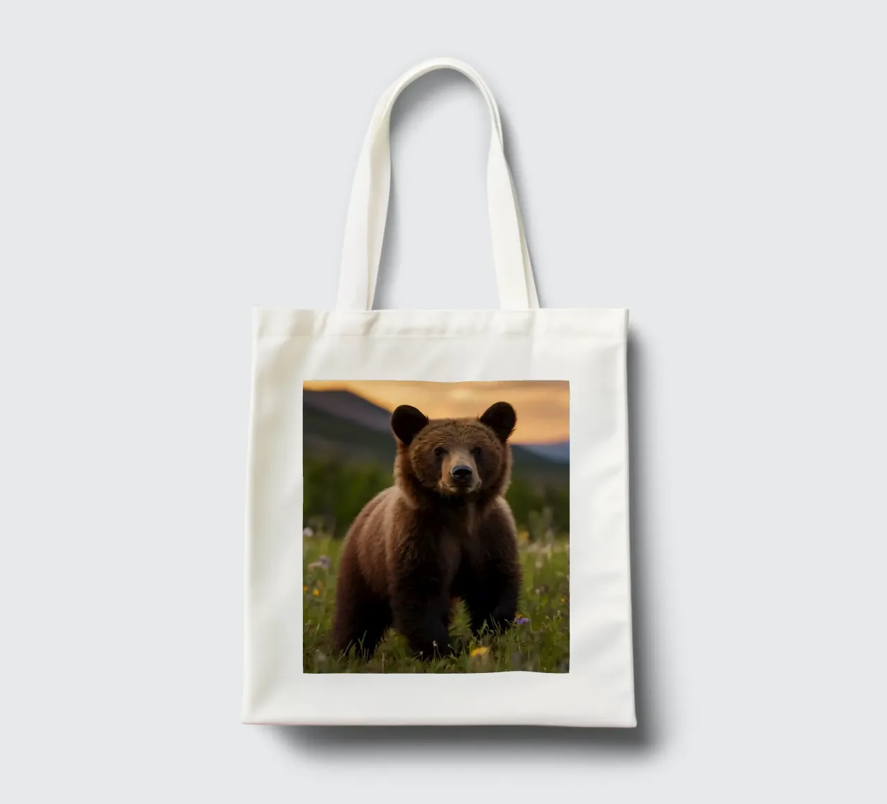 l'orso bruno esplora un prato ricco di fiori selvatici borsa in juta da DesignDoodle