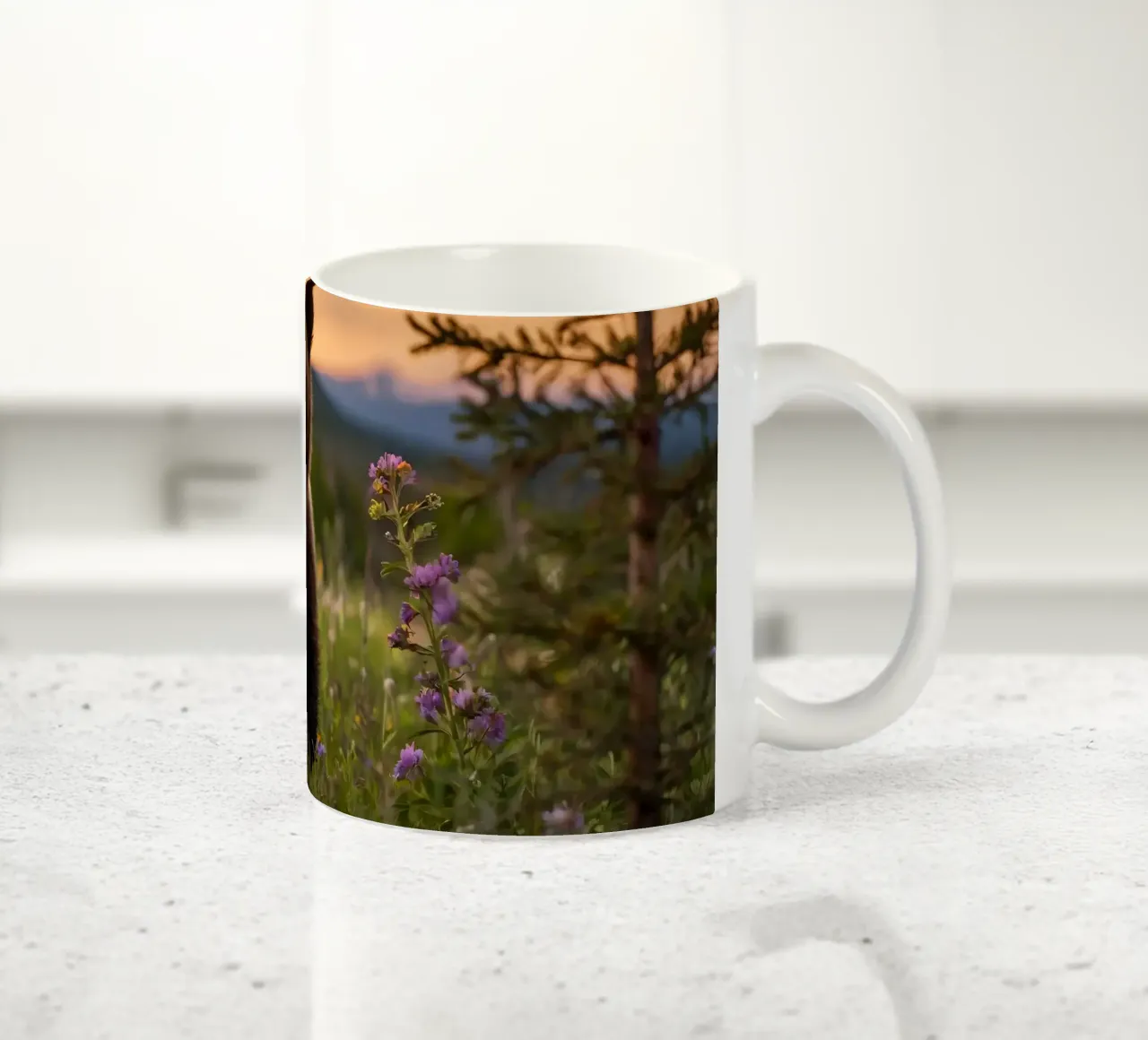 l'orso bruno esplora un prato ricco di fiori selvatici tazza in ceramica da DesignDoodle