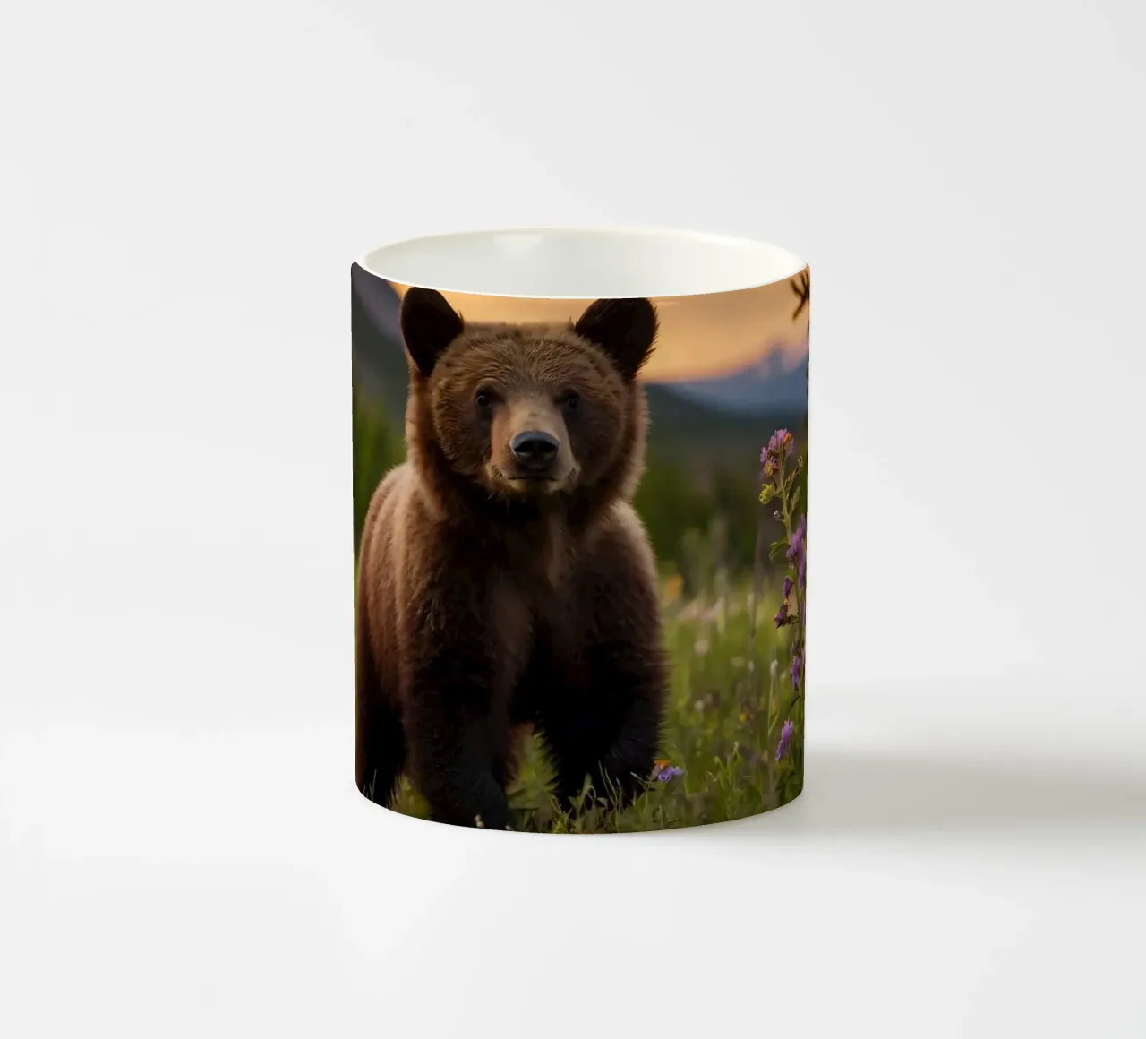 l'orso bruno esplora un prato ricco di fiori selvatici tazza in ceramica da DesignDoodle
