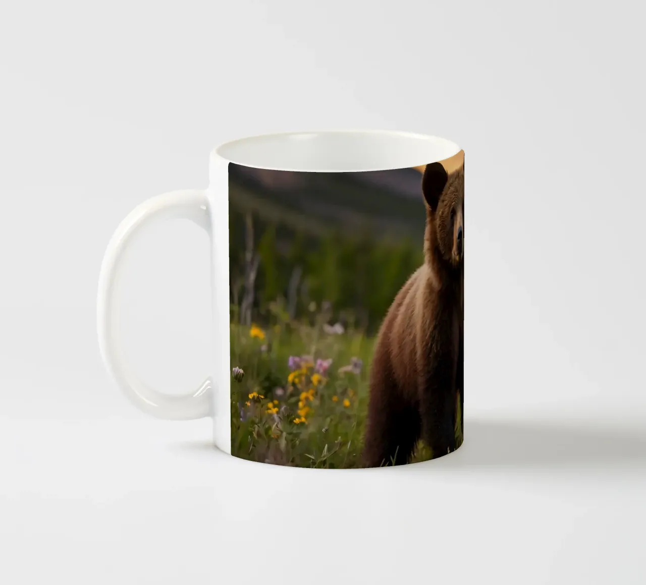 l'orso bruno esplora un prato ricco di fiori selvatici tazza in ceramica da DesignDoodle