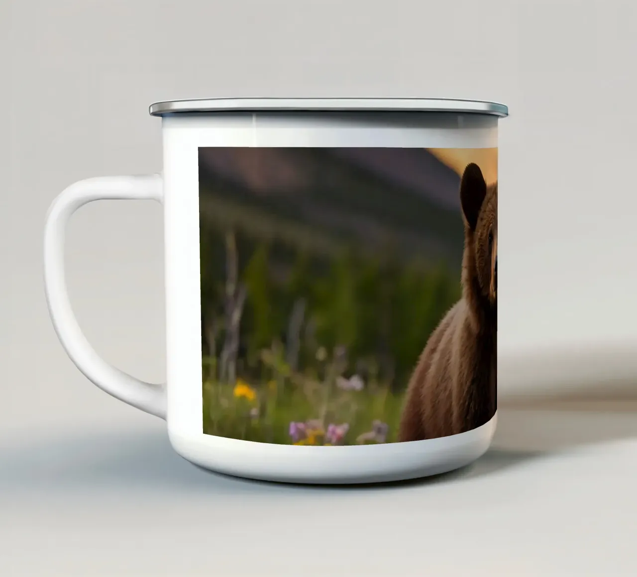 l'orso bruno esplora un prato ricco di fiori selvatici tazza in smalto da DesignDoodle