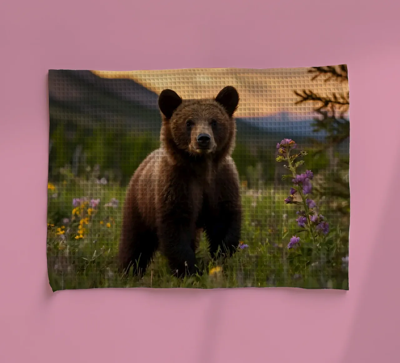l'orso bruno esplora un prato ricco di fiori selvatici canovaccio da cucina da DesignDoodle