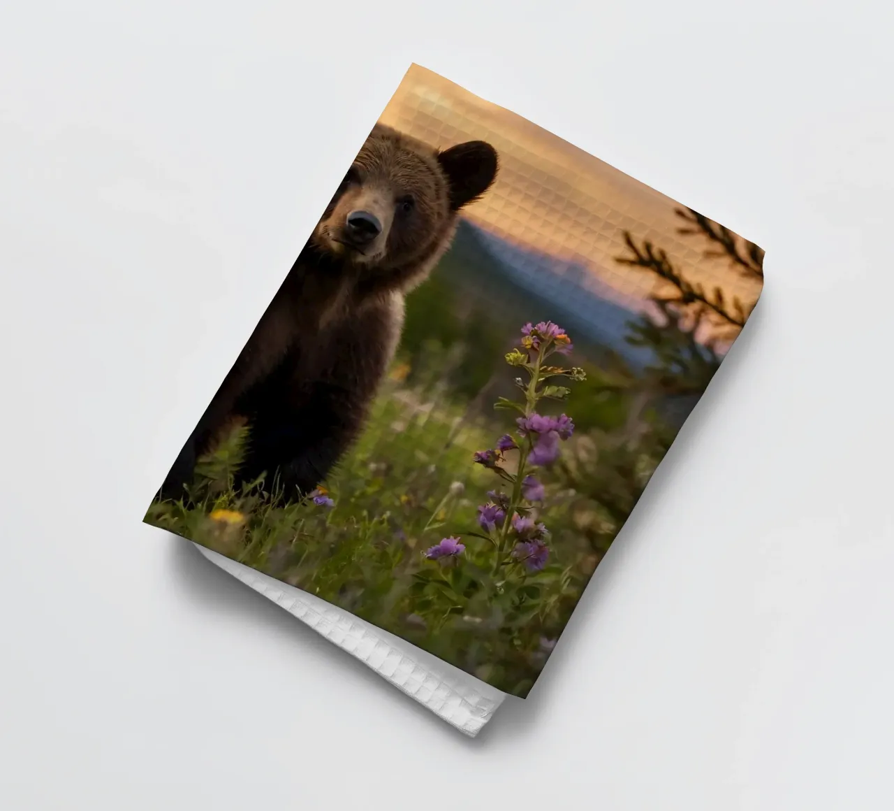 l'orso bruno esplora un prato ricco di fiori selvatici canovaccio da cucina da DesignDoodle