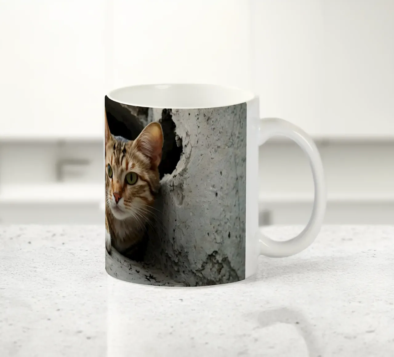 Un gatto curioso sbircia attraverso un buco nel calcestruzzo crepato tazza in ceramica da DesignDoodle