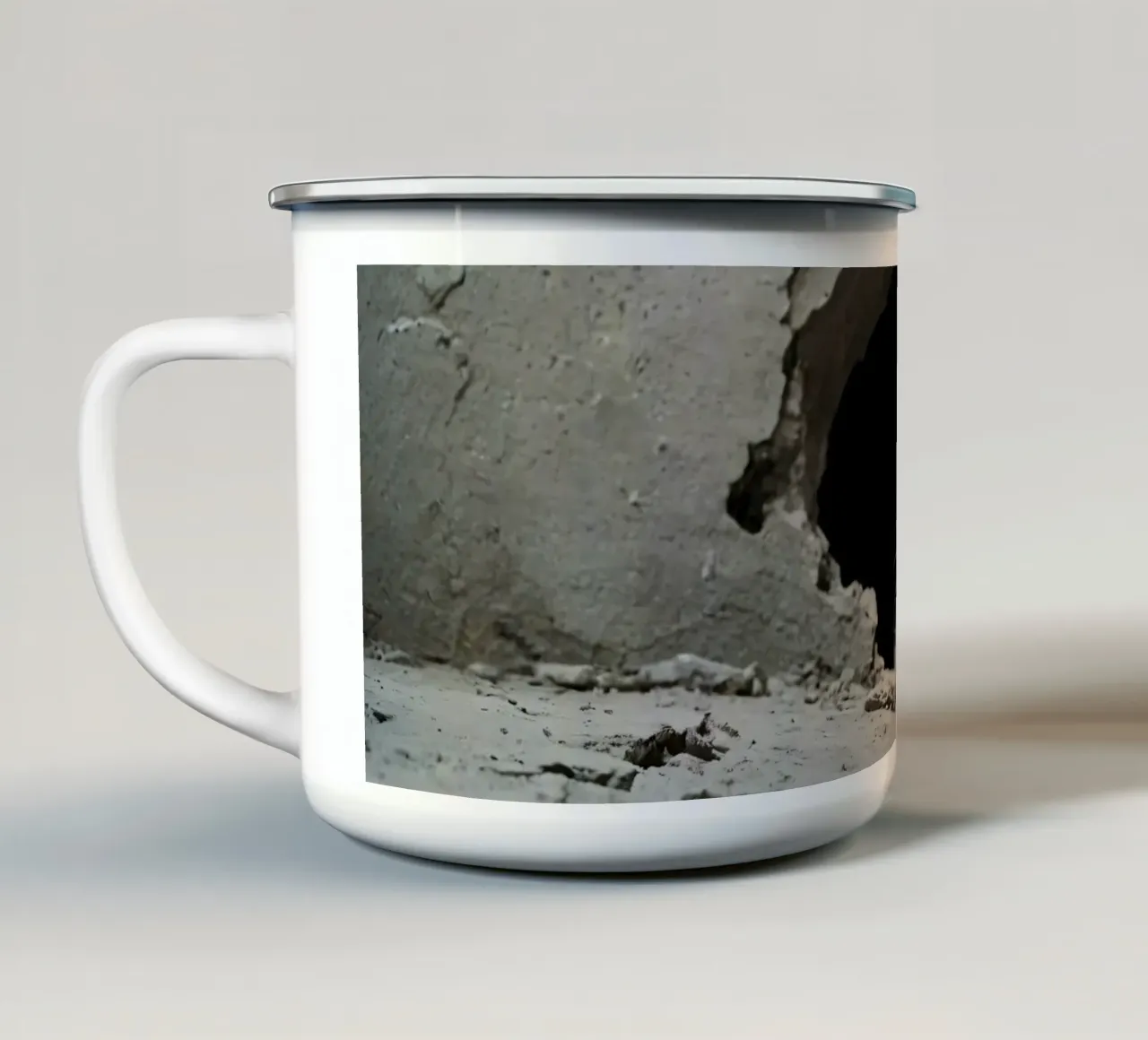 Un gatto curioso sbircia attraverso un buco nel calcestruzzo crepato tazza in smalto da DesignDoodle