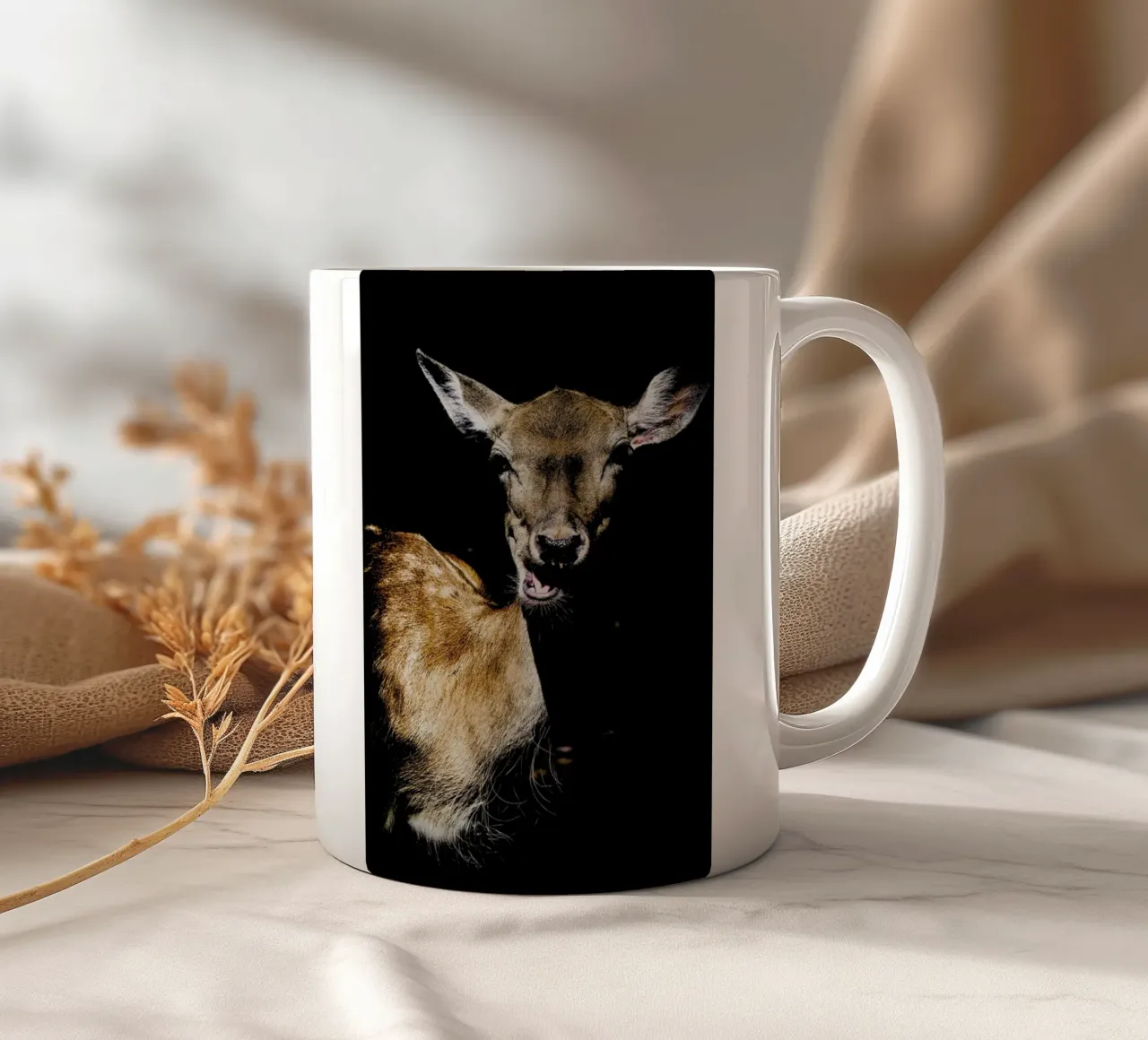 Happy Dark Deer tazza in ceramica da Babett Schultze
