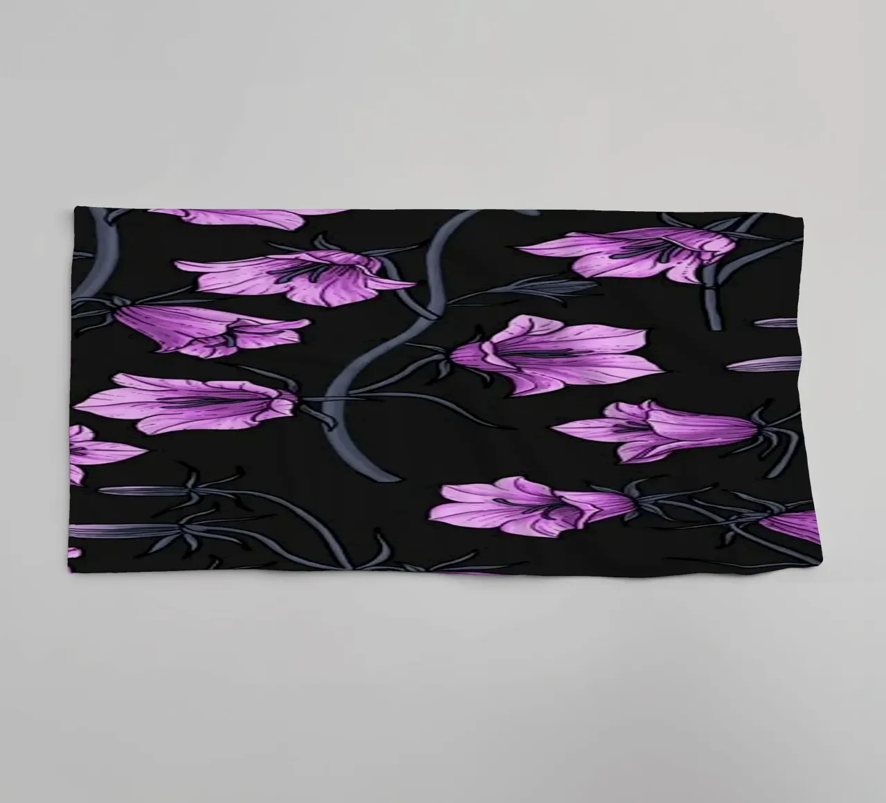 Mitternachtsglöckchen, Hasenglöckchen, Glockenblumen Handtuch von Painted Nature