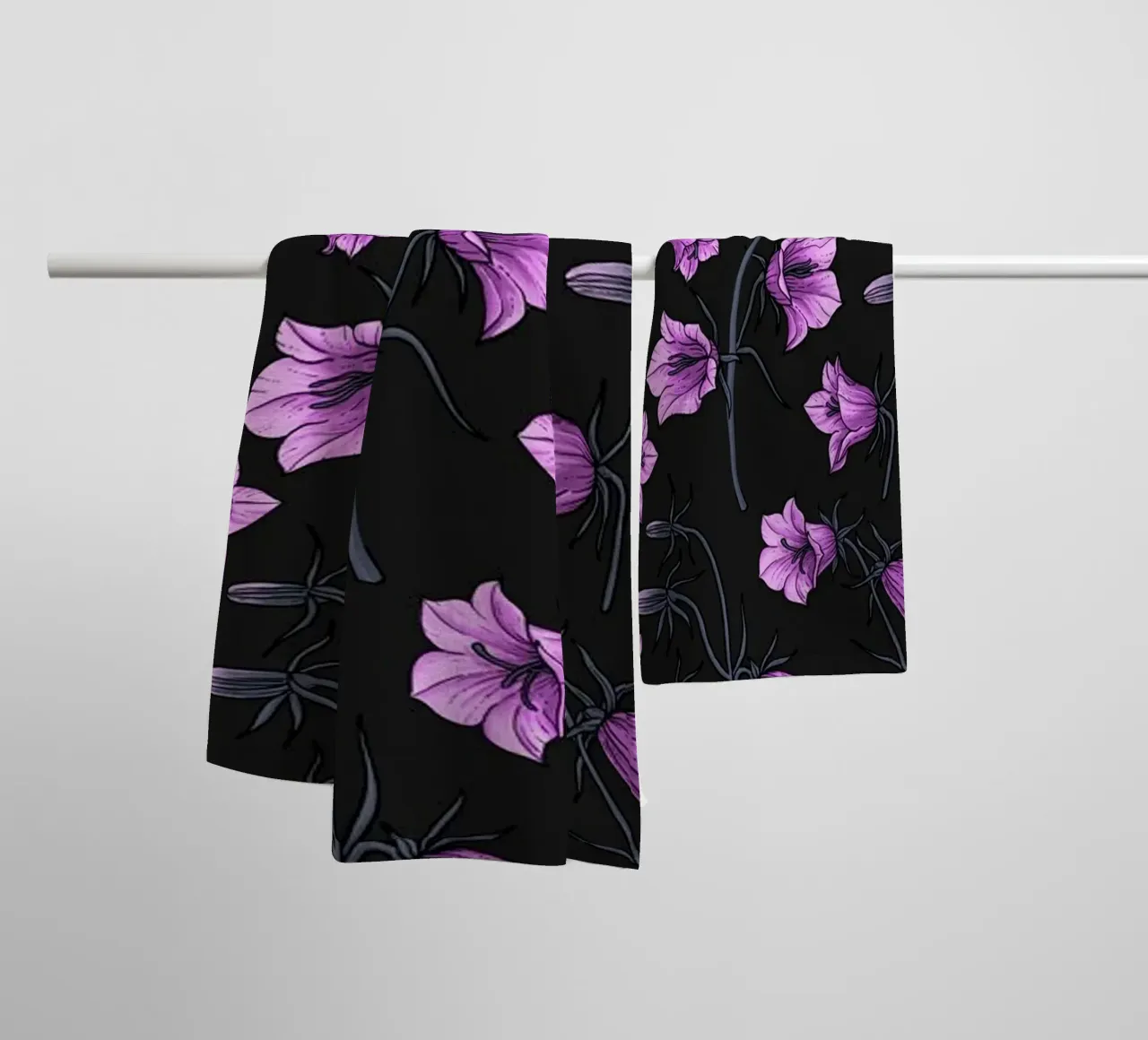 Mitternachtsglöckchen, Hasenglöckchen, Glockenblumen Handtuch von Painted Nature