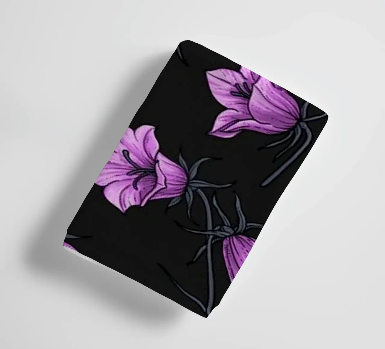 Mitternachtsglöckchen, Hasenglöckchen, Glockenblumen Handtuch von Painted Nature