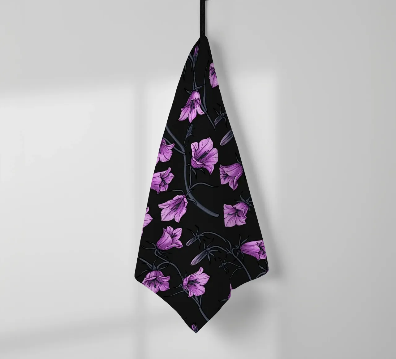 Mitternachtsglöckchen, Hasenglöckchen, Glockenblumen Geschirrtuch von Painted Nature