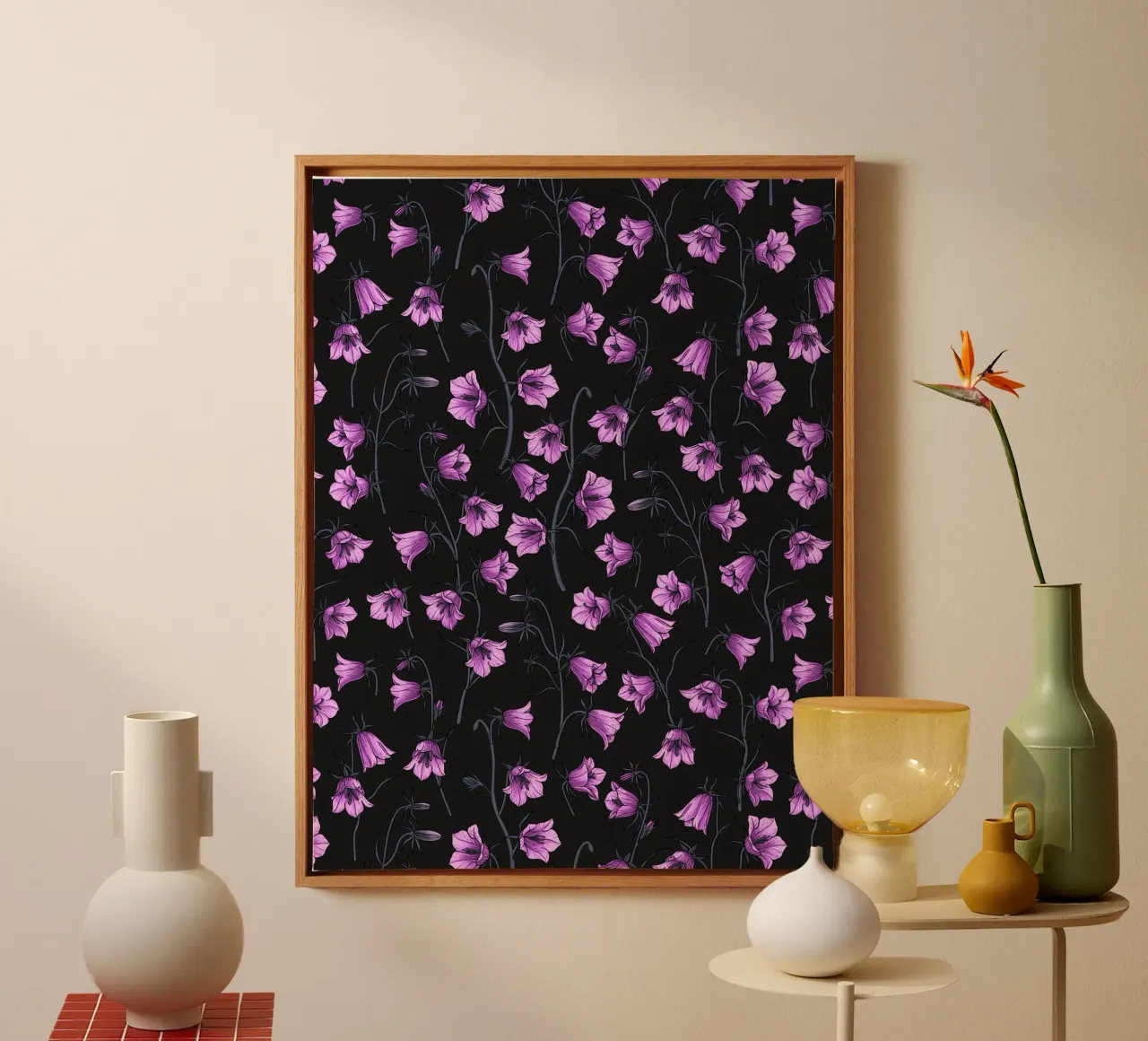 Mitternachtsglöckchen, Hasenglöckchen, Glockenblumen Leinwand mit Schattenfugenrahmen von Painted Nature