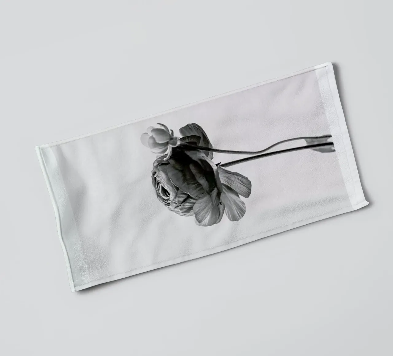 Flower in Grey asciugamano da bagno da Flora & Fauna