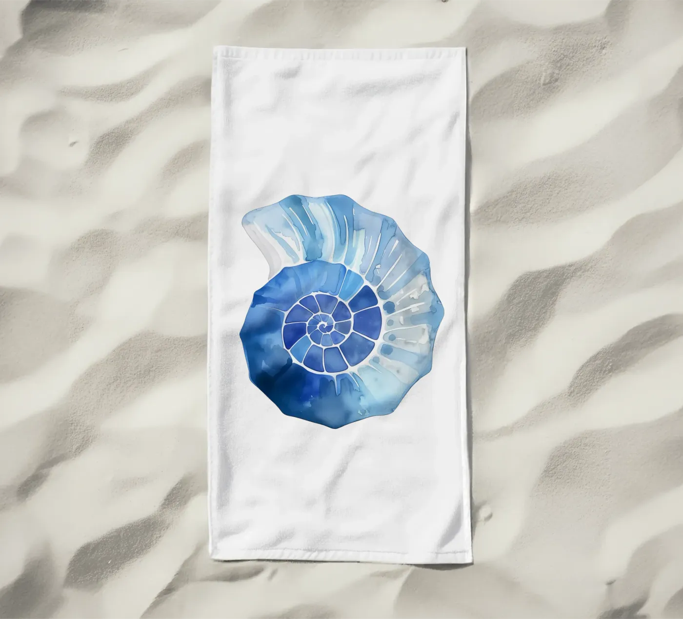 Zacht nautilusschelpmotief strandhanddoek van Carinaprint