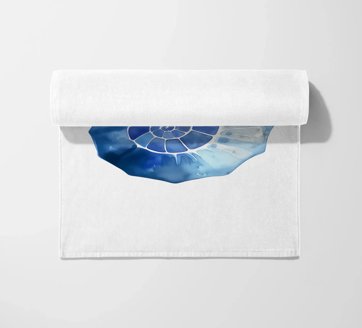 Zacht nautilusschelpmotief strandhanddoek van Carinaprint