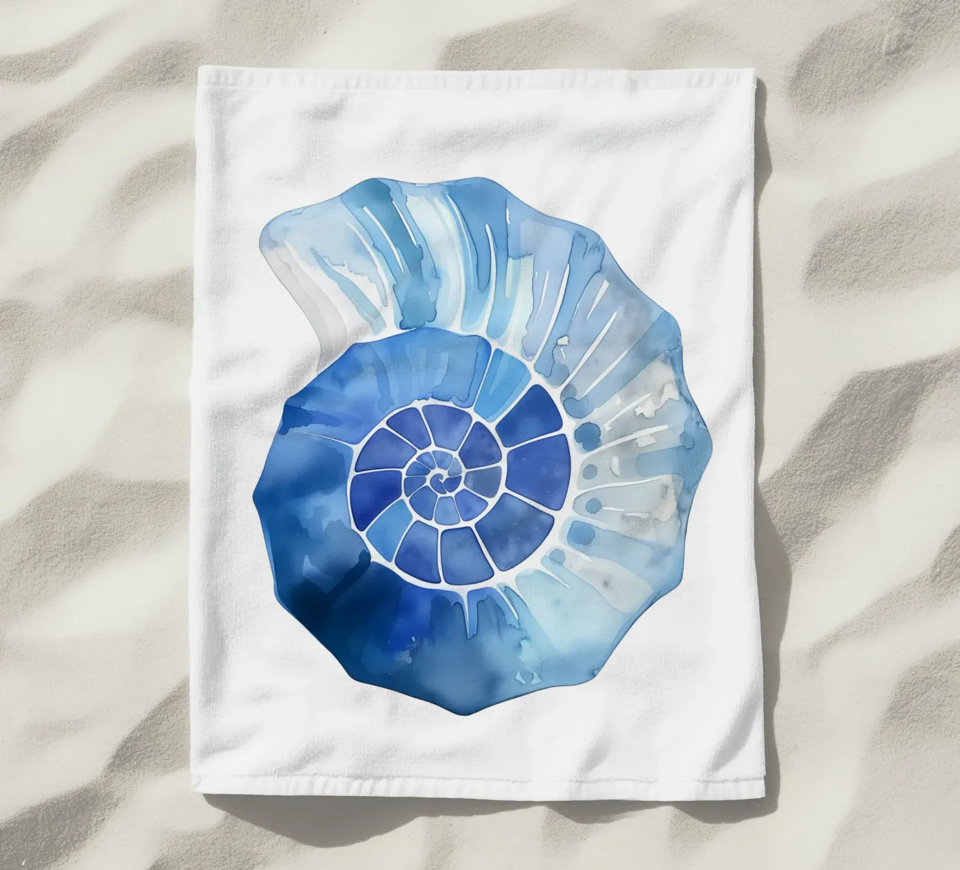Zacht nautilusschelpmotief strandhanddoek van Carinaprint