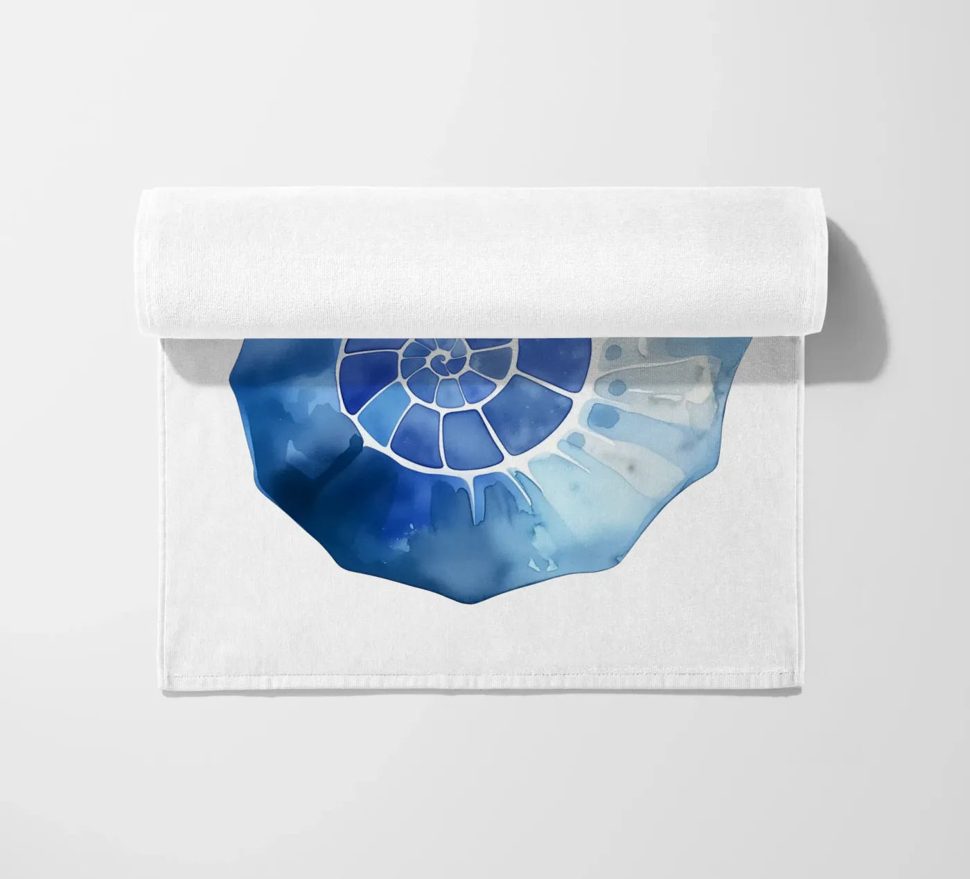Zacht nautilusschelpmotief strandhanddoek van Carinaprint