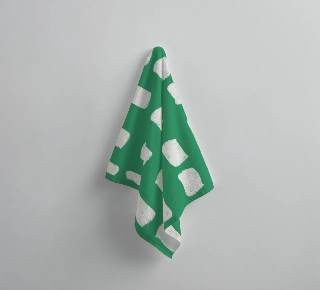 Emerald Brushstrokes - Abstract botanisch patroon badhanddoek van susanacosta