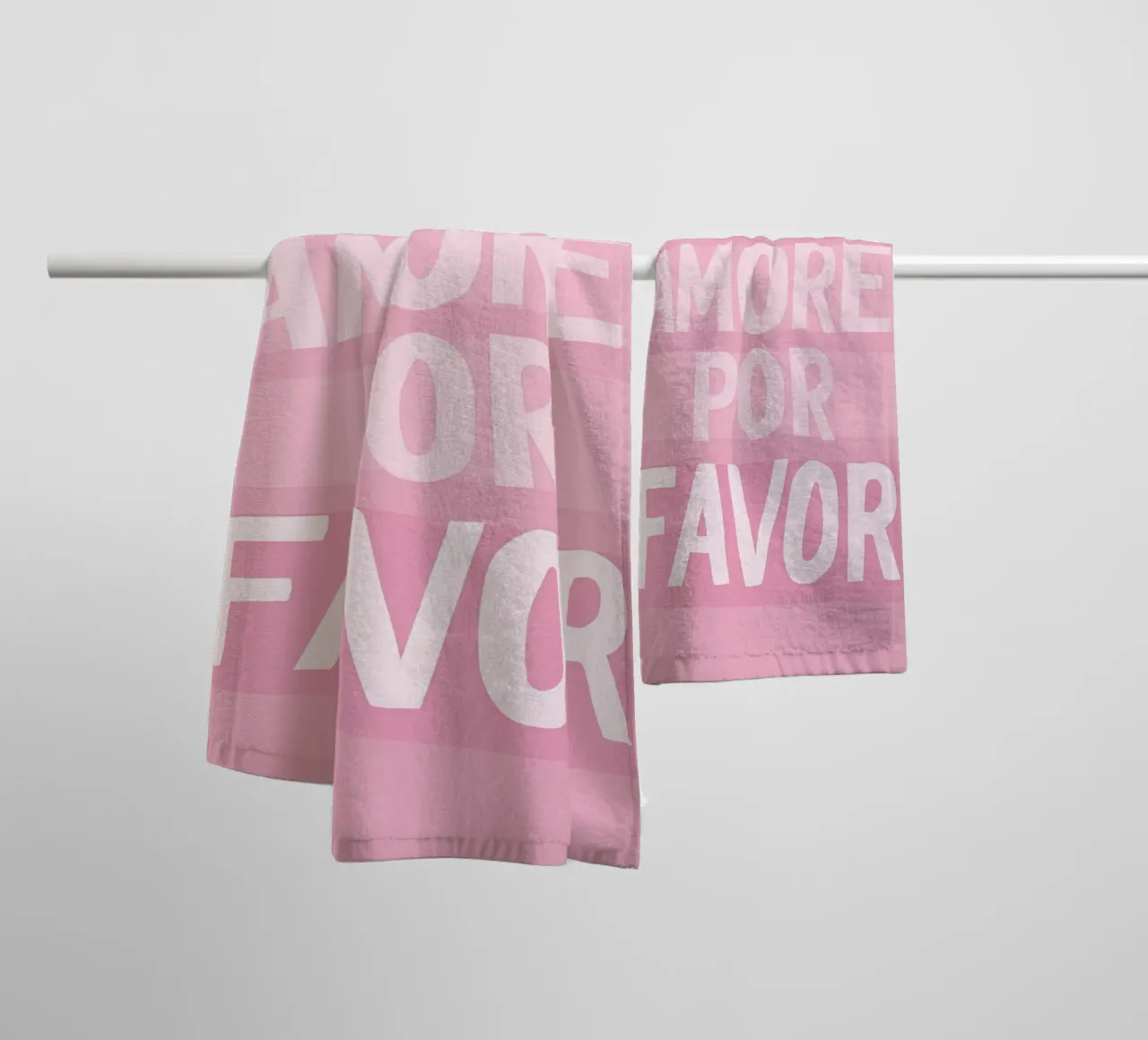 Rosa - più amore por favor asciugamano da bagno da Carinaprint
