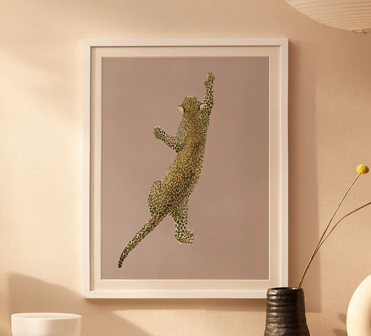 Vintage Leopard Jaguar Safari Big Cat rosa chiaro poster con telaio in plastica da This Wild Soul - Illustration