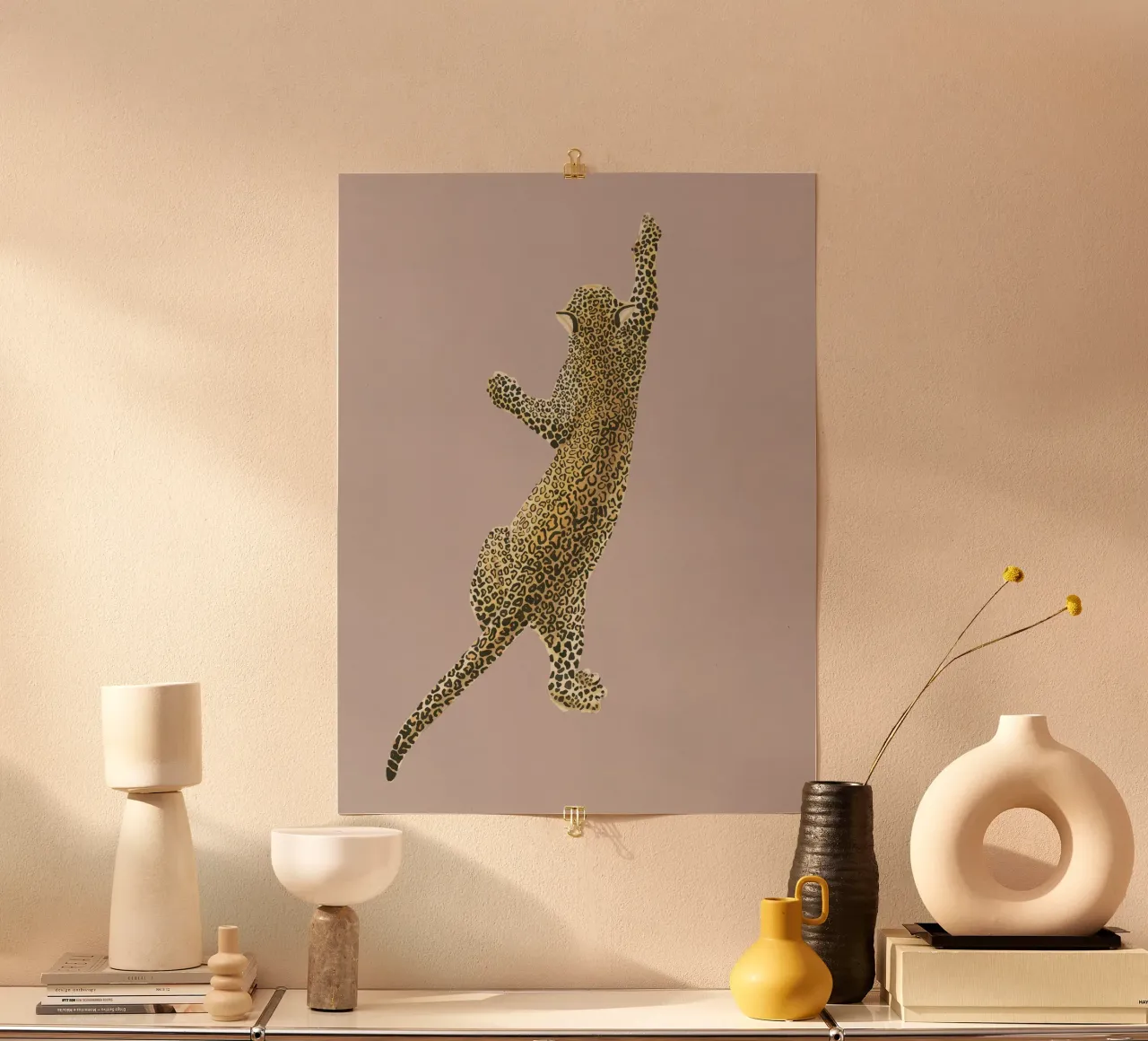 Vintage Leopard Jaguar Safari Big Cat rosa chiaro poster con telaio in plastica da This Wild Soul - Illustration