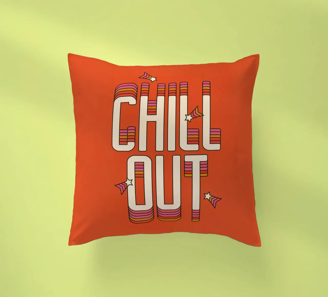 Retro "Chill Out" Typography Art – 70s Groovy Aesthetic cuscino da showmemars