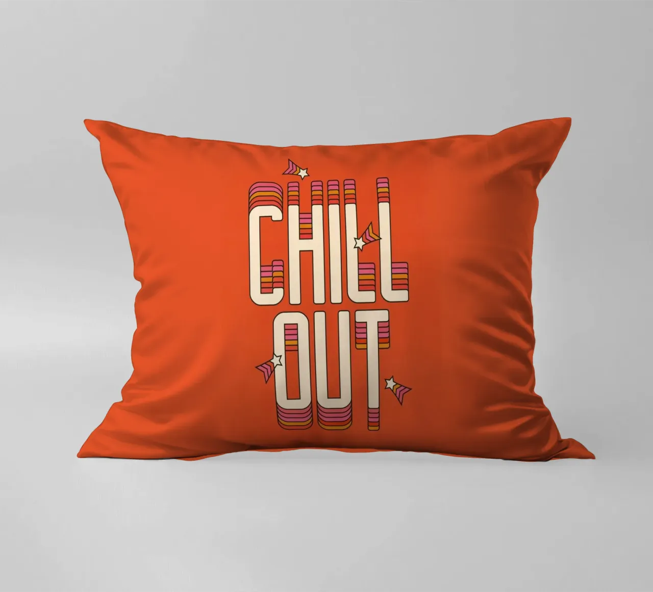 Retro "Chill Out" Typography Art – 70s Groovy Aesthetic cuscino da showmemars