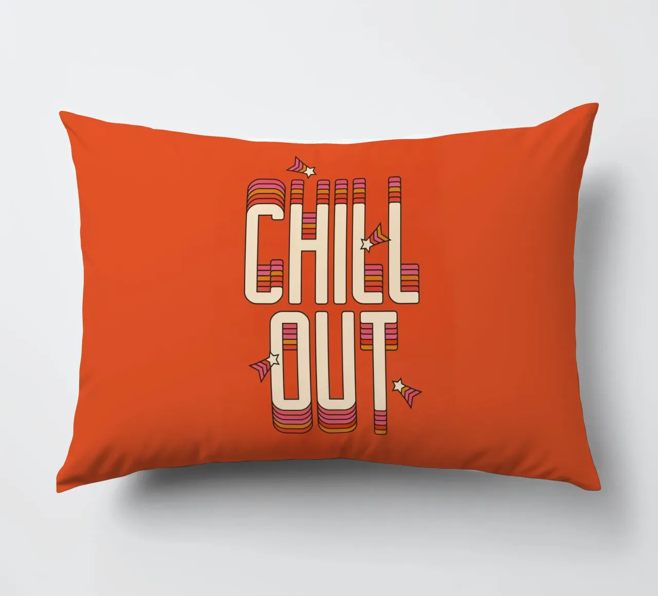 Retro "Chill Out" Typography Art – 70s Groovy Aesthetic cuscino da showmemars