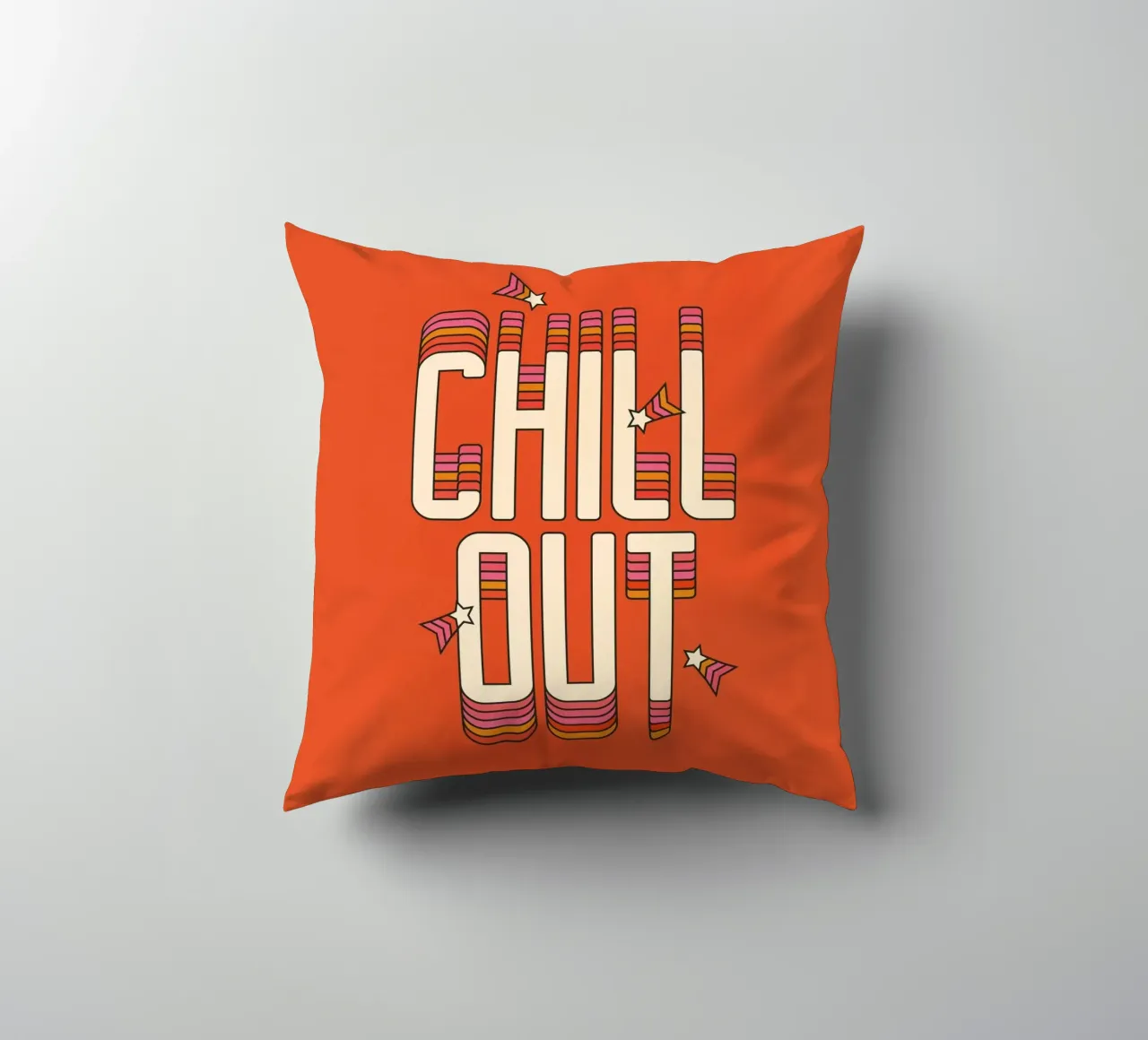 Retro "Chill Out" Typography Art – 70s Groovy Aesthetic cuscino da showmemars