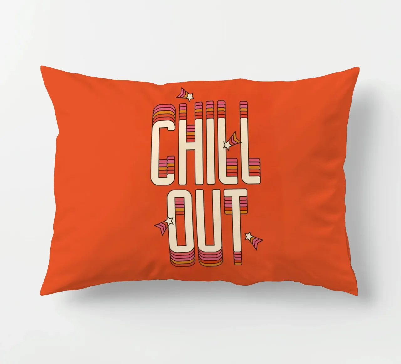 Retro "Chill Out" Typography Art – 70s Groovy Aesthetic cuscino da showmemars