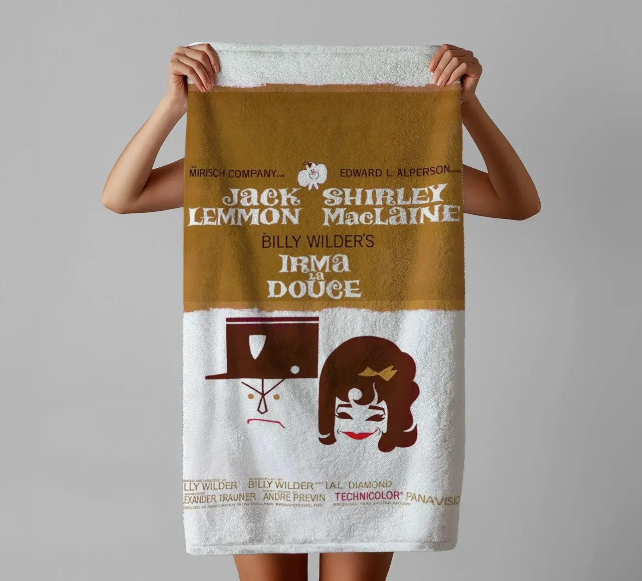 ‘Irma La Douce’ Retro Movie Poster asciugamano da bagno da Gallery Print and Art Limited