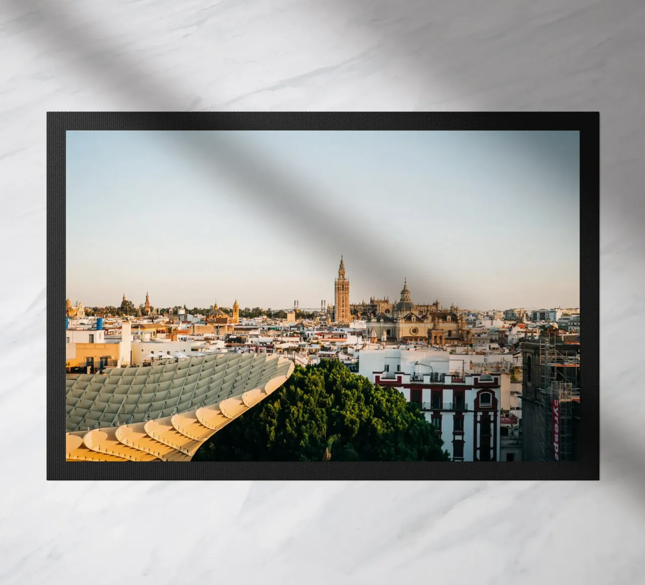 Siviglia, Spagna - Il sole della sera con vista sulla città zerbino da Bold and Retro