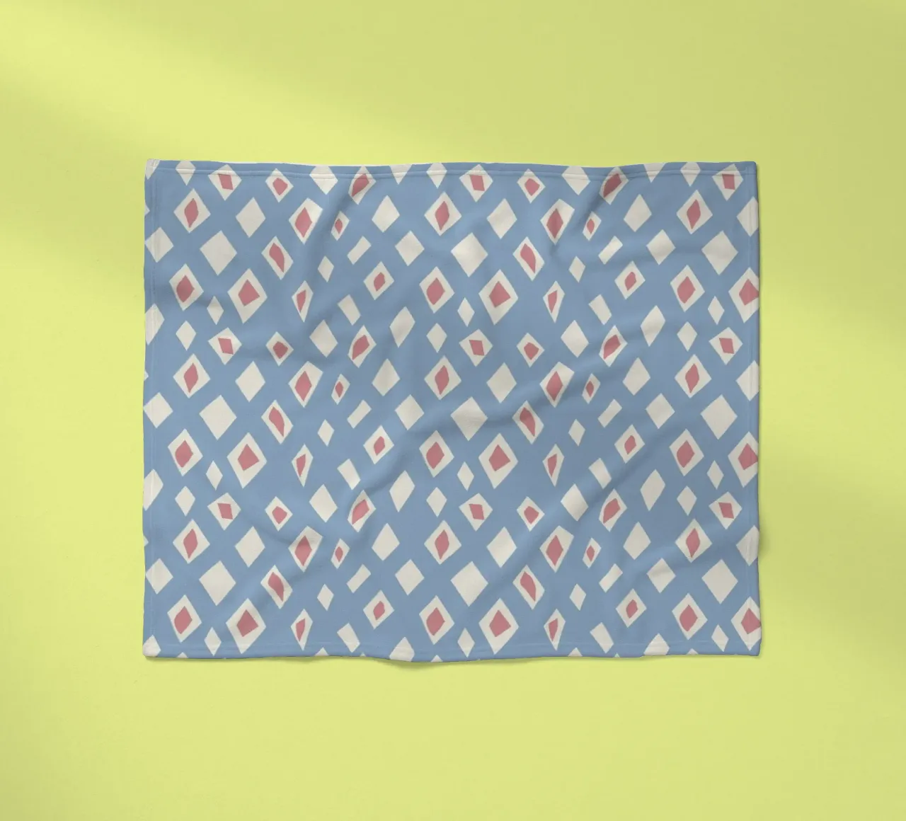 Diamond and ruby seamless pattern Fleecedecke von Little Dean